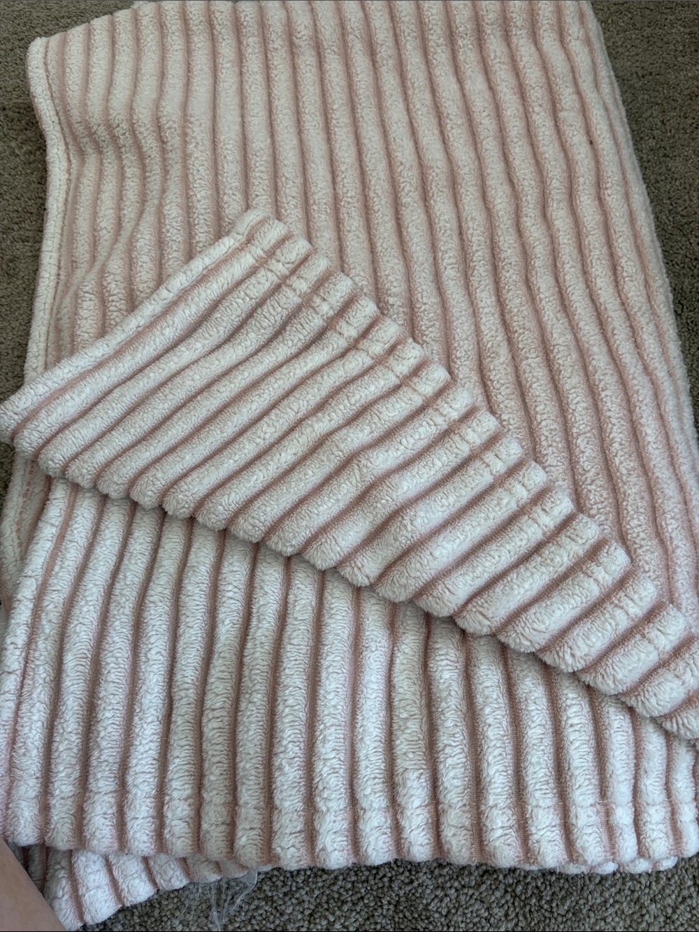 Plush Ribbed Throw Blanket in Light Rose